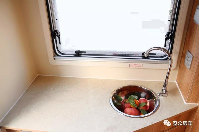 外觀大氣，空間十足的房車