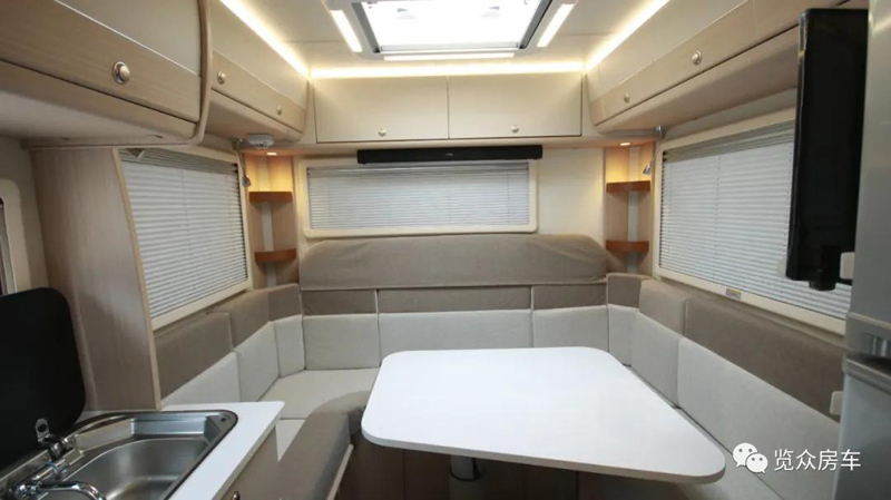 帶老人孩子出行，適合選這款房車
