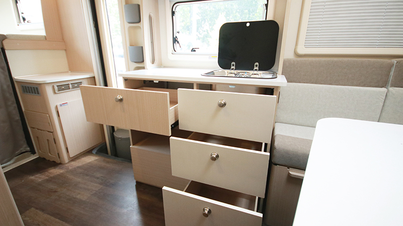 帶老人和孩子出行最合適，還是四驅(qū)房車