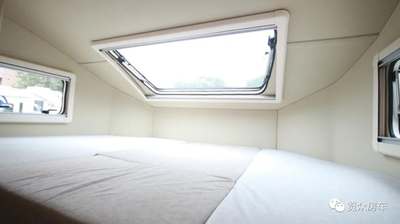 兩張雙人床，使用還方便的房車