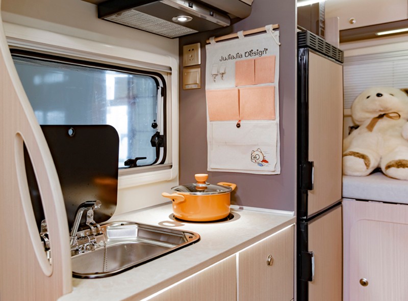 喜歡自駕游，不知道怎么選房車，看看這款四驅房車