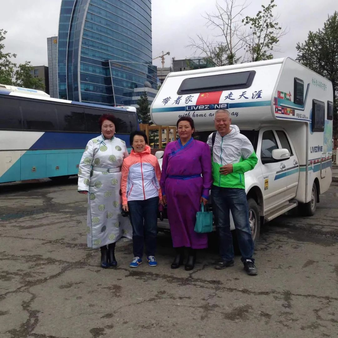 七旬老人開(kāi)房車(chē)帶老伴游世界l中國(guó)房車(chē)圈最早的“網(wǎng)紅達(dá)人”