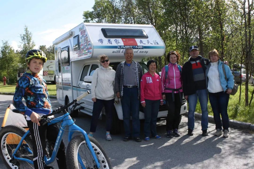七旬老人開(kāi)房車(chē)帶老伴游世界l中國(guó)房車(chē)圈最早的“網(wǎng)紅達(dá)人”
