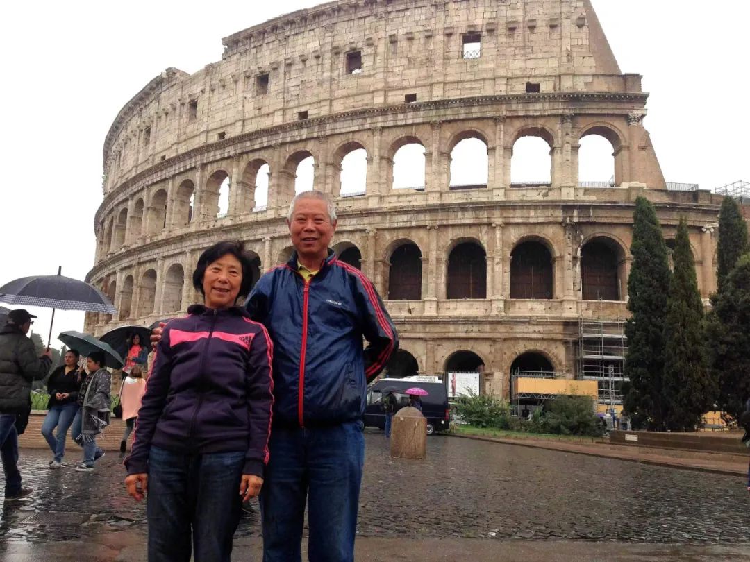 七旬老人開(kāi)房車(chē)帶老伴游世界l中國(guó)房車(chē)圈最早的“網(wǎng)紅達(dá)人”