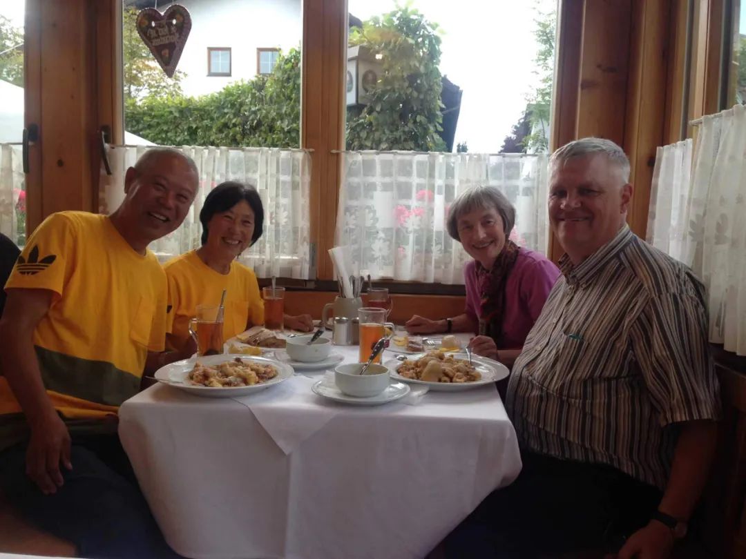 七旬老人開(kāi)房車(chē)帶老伴游世界l中國(guó)房車(chē)圈最早的“網(wǎng)紅達(dá)人”