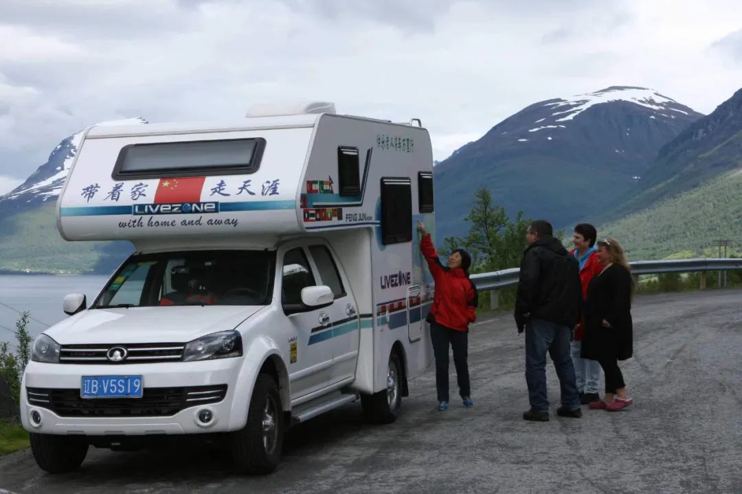 七旬老人開(kāi)房車(chē)帶老伴游世界l中國(guó)房車(chē)圈最早的“網(wǎng)紅達(dá)人”