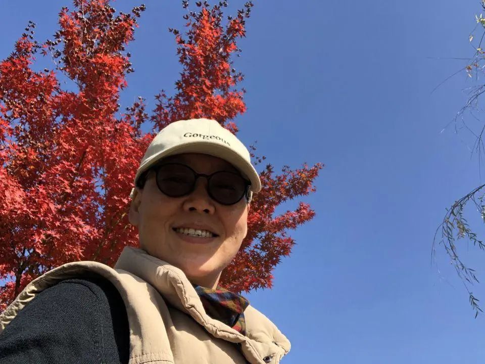 58歲的她，自駕房車旅居，一人兩犬，活成了自己喜歡的樣子