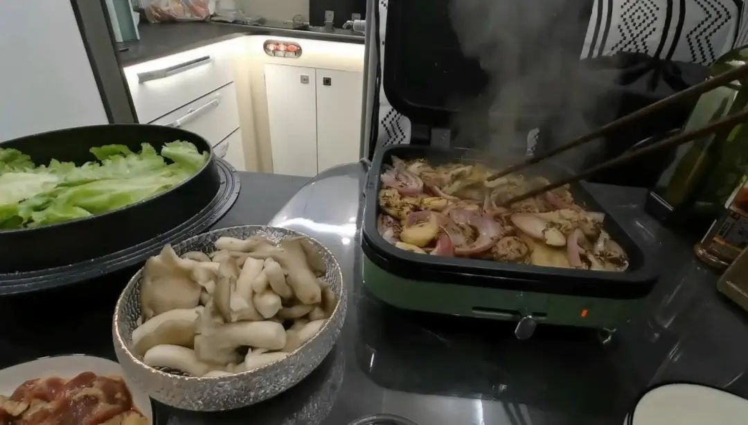 58歲的她，自駕房車旅居，一人兩犬，活成了自己喜歡的樣子